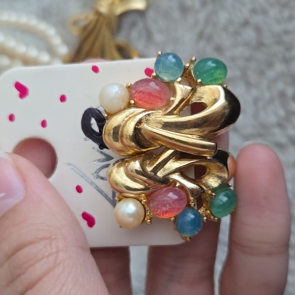 Elegant Gold and Pearl Necklace with Multicolor Accents - Picture 2 of 10